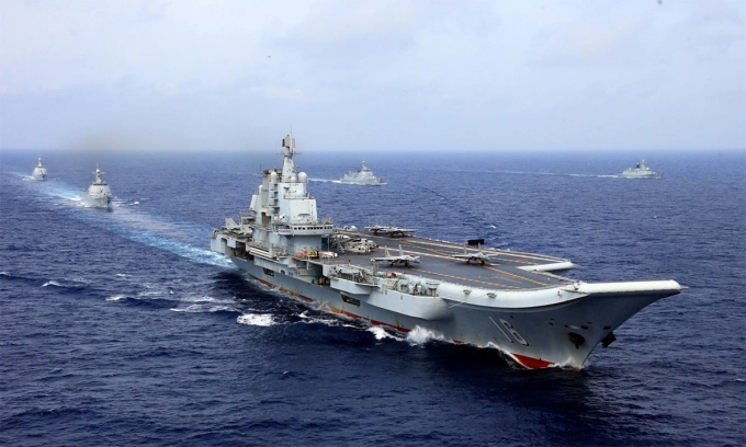 Tàu sân bay Liêu Ninh cùng chiến hạm hộ tống diễn tập ở vùng biển tây Thái Bình Dương, tháng 4/2018. Ảnh: Reuters.