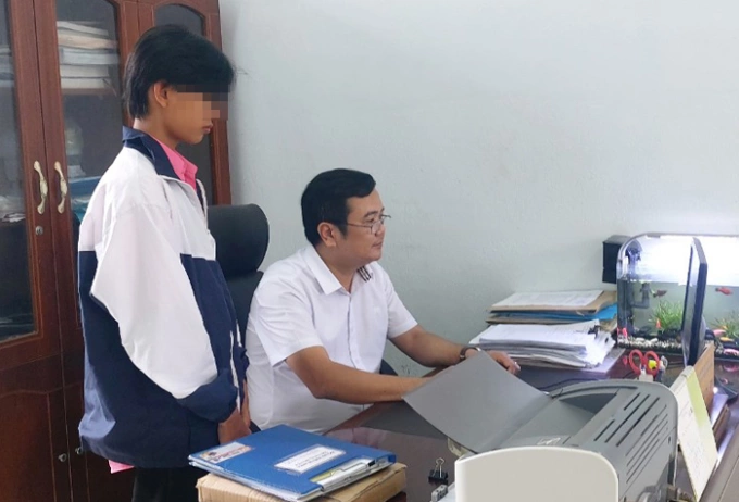 Tiến tới gặp thầy Vinh sáng 10/10 để xin giao lại tài khoản game, quyết tâm bỏ chơi điện tử. Ảnh: Trường THPT Trần Cao Vân