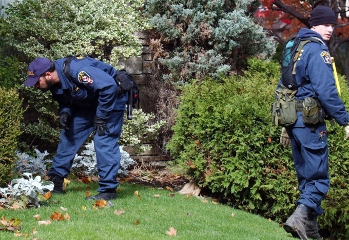 Cảnh sát thu thập bằng chứng ở nơi tìm thấy thi thể nạn nhân. Ảnh: Ctvnews