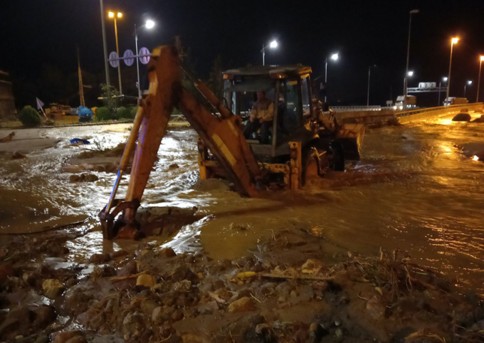 Nhiều nhân lực, phương tiện được huy động dọn đất đá trên đường dẫn hầm Hải Vân trong đêm. Ảnh: Anh Duy