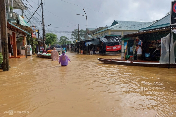 Nước lũ ngập sâu 0,5m, người dân phải dùng thuyền đi lại ở xã Hải Phong, Hải Lăng. Ảnh: Như Khoa