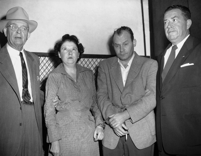 Bonnie và Carl (giữa) khi bị bắt. Ảnh: St Louis Post Dispatch