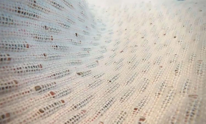 Vải dệt tích hợp pin mặt trời có thể sạc thiết bị điện tử. Ảnh: Đại học Nottingham Trent