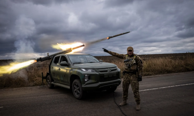 Thành viên đội trinh sát Ukraine khai hỏa rocket từ bệ phóng sau xe bán tải. Ảnh: Guardian.