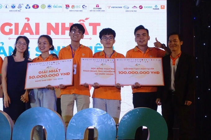 Hải Yến (thứ 2 từ trái sang) cùng các thành viên nhóm cơm nhà nhận phần thưởng giải nhất CiC 2022, tối 22/10. Ảnh: Hà An