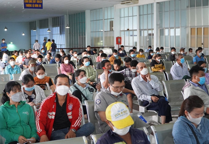 Khách chờ mua vé Tết ở ga Sài Gòn, sáng 25/10. Ảnh: Gia Minh