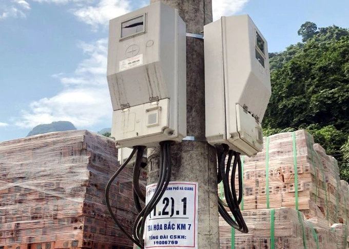 Một số vị trí TBA và cột sau khi đã được dán tem nhận diện, đánh số, treo thẻ. Ảnh: Chí Kiên