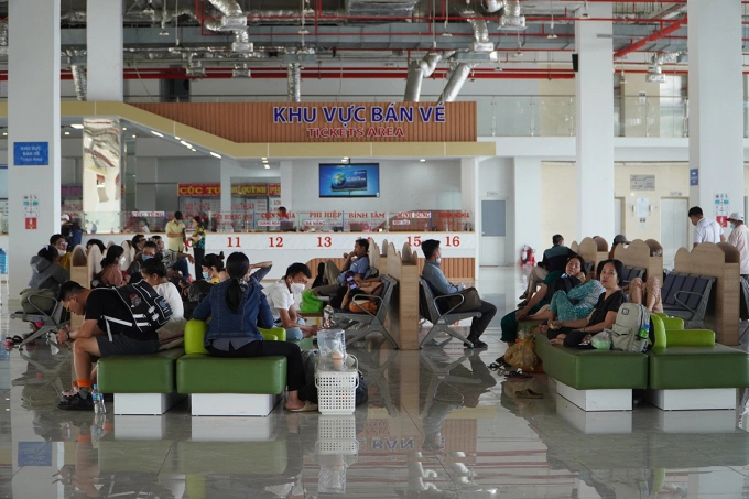 Khách chờ ở bến xe Miền Đông mới, ngày 25/10. Ảnh: Gia Minh