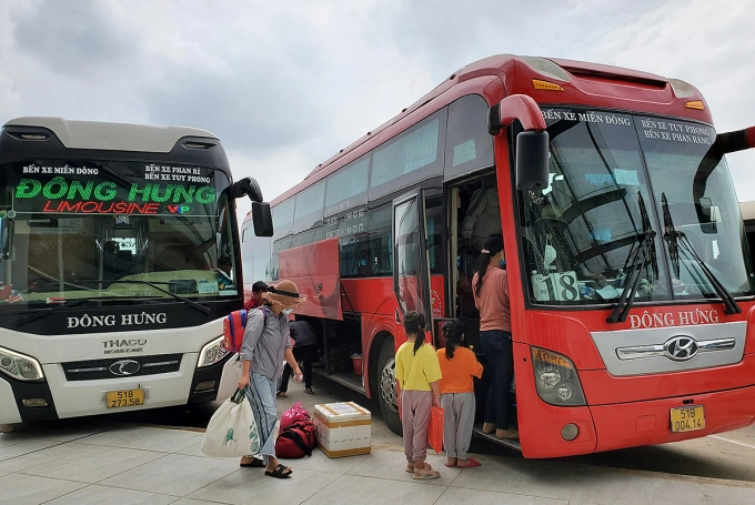 Xe đón khách ở bến xe Miền Đông mới sau khi dời 79 tuyến về. Ảnh: Gia Minh