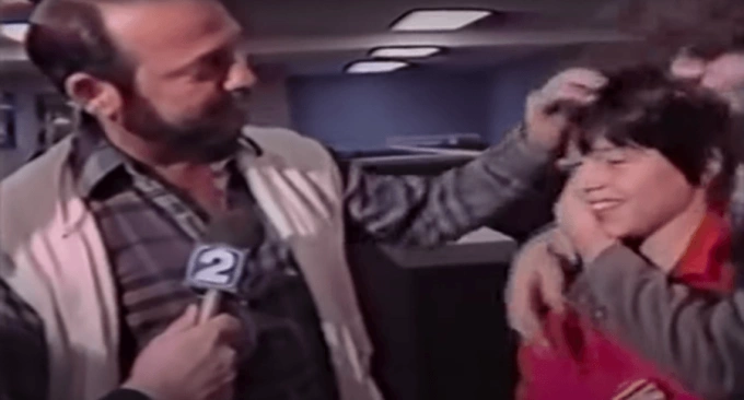 Jody được bố mẹ đón ở sân bay sau vụ bắt cóc. Ảnh: ATI