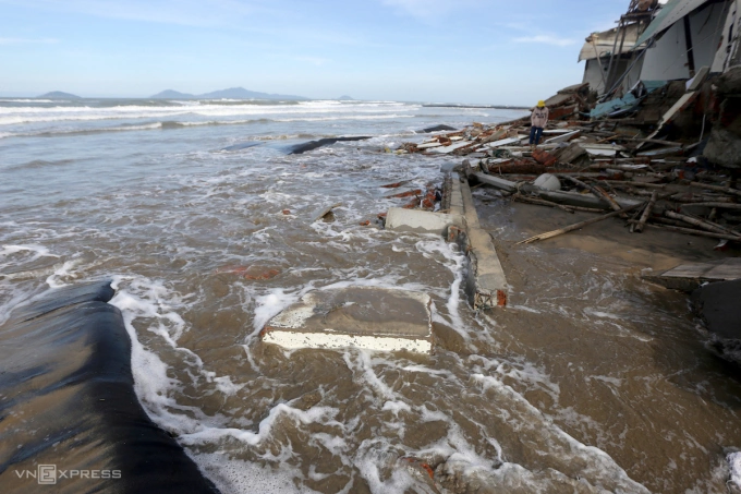 Tường nhà ven biển ở Quảng Nam đổ sập. Ảnh: Đắc Thành