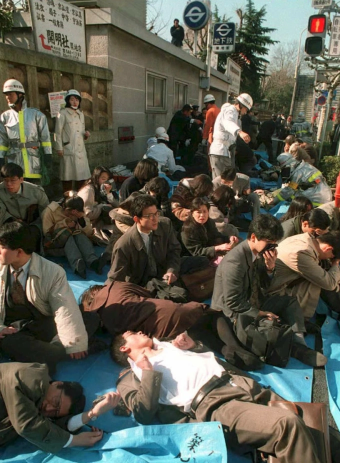 Khung cảnh hỗn loạn gần ga tàu điện sau vụ khủng bố hóa học bằng sarin, ngày 20/3/1995. Ảnh: NBC