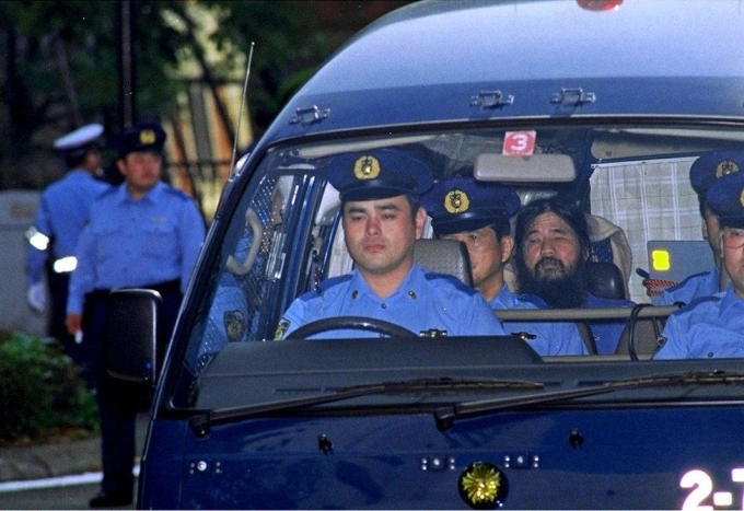 Asahara Shoko (để râu) khi bị bắt. Ảnh: BBC