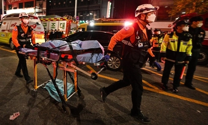 Một nạn nhân thiệt mạng được đưa khỏi hiện trường vụ giẫm đạp tại khu Itaewon, thủ đô Seoul, Hàn Quốc, tối 29/10. Ảnh: AFP.