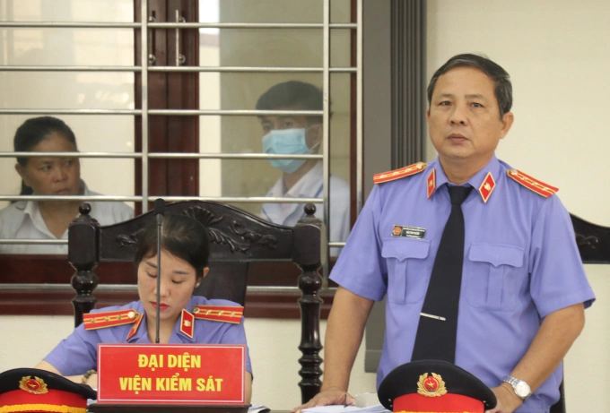 Đại diện VKSND tỉnh Long An nêu quan điểm về việc một số người vắng mặt. Ảnh: Nam An