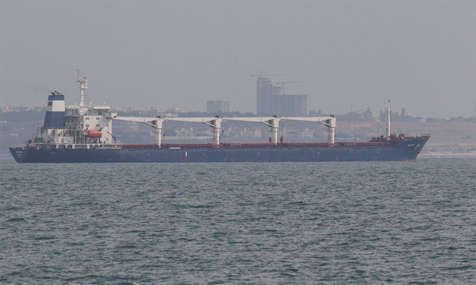 Tàu Razoni chở ngũ cốc Ukraine khởi hành từ cảng Odessa ngày 1/8. Ảnh: AFP.