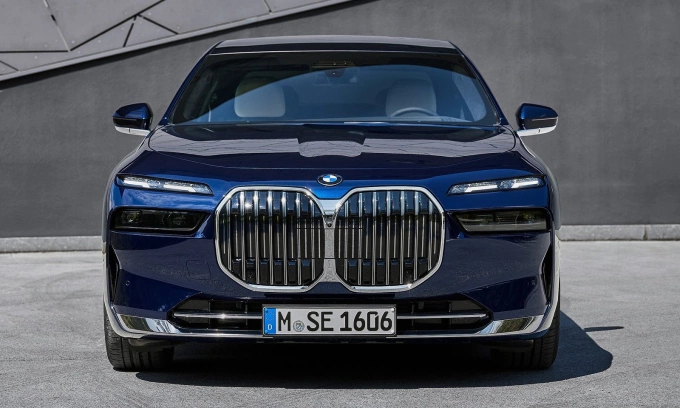 Series 7 thế hệ hiện hành với kiểu lưới tản nhiệt hình quả thận cỡ lớn. Ảnh: BMW
