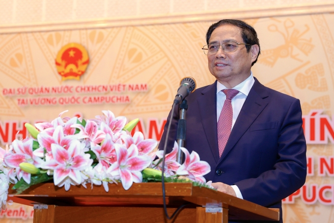 Thủ tướng Phạm Minh Chính phát biểu trong buổi nói chuyện ở Đại sứ quán Việt Nam cùng kiều bào tại Campuchia chiều 9/11. Ảnh: Nhật Bắc/VGP.