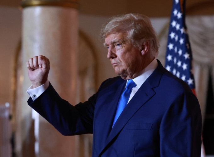 Cựu tổng thống Donald Trump tại dinh thự Mar-a-Lago vào đêm bầu cử giữa kỳ 8/11. Ảnh: AFP.