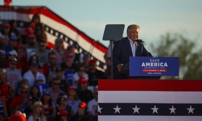 Ông Trump trong một cuộc mít tinh trước bầu cử giữa kỳ ở Mesa, Arizona, ngày 9/10. Ảnh: Reuters.