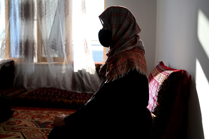 Maryam, 16 tuổi, tâm sự về quyết định lấy chồng tại nhà riêng ở Charikar, tỉnh Parwan, ngày 15/10. Ảnh: AFP.