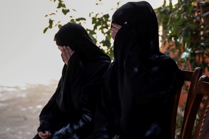 Sarah (phải) ngồi cạnh em gái Fatima ở Charikar, tỉnh Parwan, ngày 15/10. Ảnh: AFP.