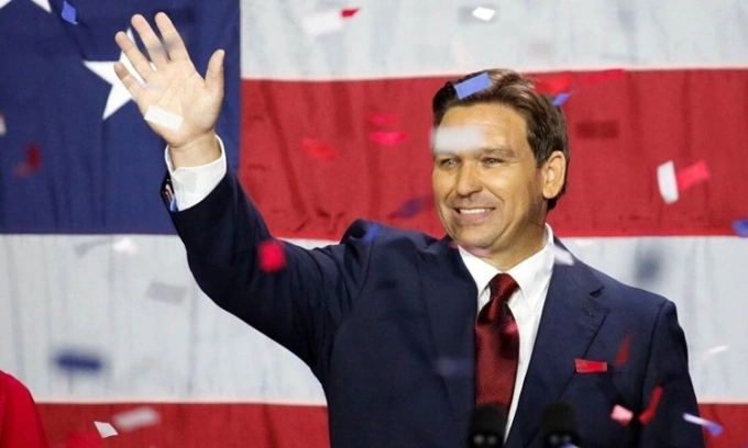 Thống đốc đảng Cộng hòa bang Florida Ron DeSantis ăn mừng trên sân khấu trong bữa tiệc đêm bầu cử giữa kỳ ở Tampa, Florida, hôm 8/11. Ảnh: Reuters.