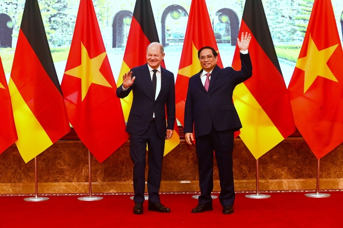 Thủ tướng Phạm Minh Chính và Thủ tướng Đức Olaf Scholz trước khi vào hội đàm tại trụ sở chính phủ. Ảnh: Giang Huy.