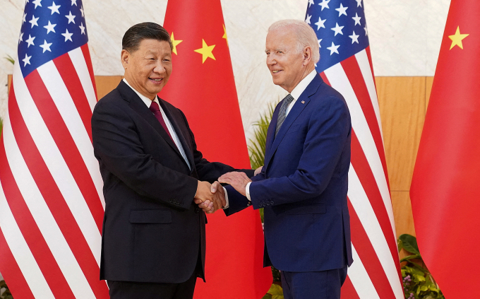 Chủ tịch Trung Quốc Tập Cận Bình (trái) gặp Tổng thống Mỹ Joe Biden tại Bali, Indonesia ngày 14/11. Ảnh: Reuters.