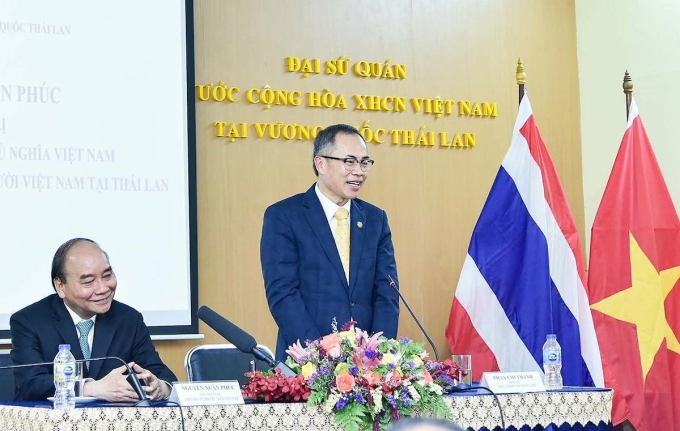 Đại sứ Việt Nam tại Thái Lan Phan Chí Thành (người đứng) phát biểu tại cuộc gặp Chủ tịch nước với kiều bào tại Thái Lan, chiều 17/11. Ảnh: Anh Minh