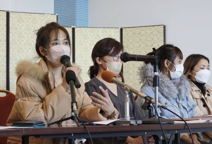 Chị Doan Thi Thu Nga phát biểu tại cuộc họp báo ở thành phố Matsuyama, Ehime, ngày 16/11. Ảnh: Kyodo.