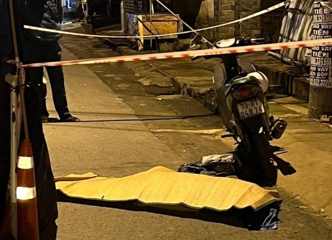 Cảnh sát phong toả hiện trường nạn nhân bị đâm chết, tối 17/11. Ảnh: Hồ Đinh