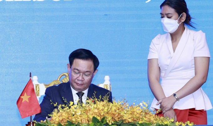 Chủ tịch Quốc hội Vương Đình Huệ tại lễ ký tuyên bố chung ở Phnom Penh, Campuchia ngày 20/11. Ảnh: TTXVN.