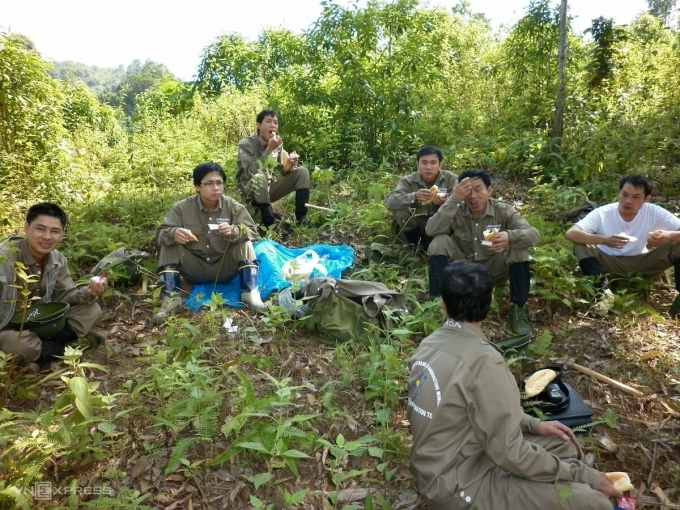 Các kỹ sư địa chất ăn uống tại chỗ để tranh thủ thời gian khoan thăm dò. Ảnh: Đ.H