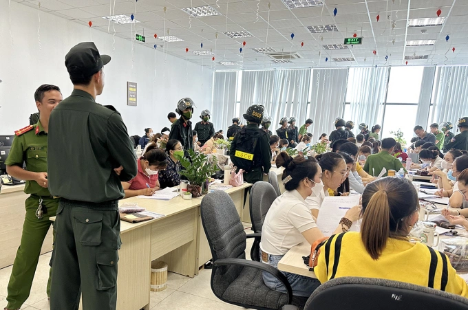 Cảnh sát kiểm tra tại Công ty Tài chính TNHH MTV Mirae Asset chi nhánh ở Quảng Nam. Ảnh: Kim Ngân