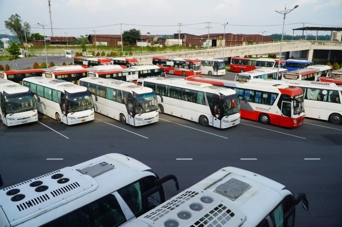 Ôtô ở bãi đậu tại bến xe Miền Đông mới nhưng không có khách. Ảnh:Gia Minh