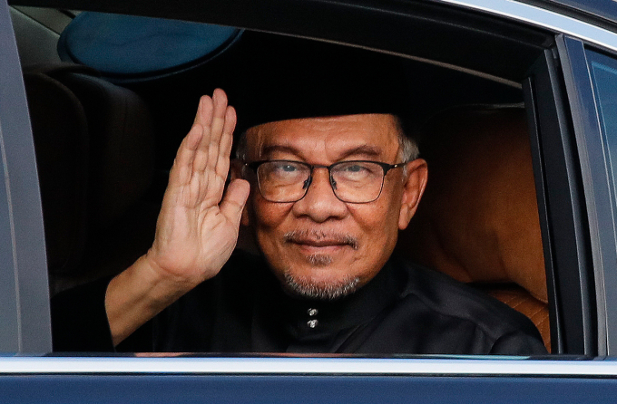 Tân thủ tướng Anwar Ibrahim vẫy chào khi đến Cung điện Quốc gia ở Kuala Lumpur tuyên thệ nhậm chức ngày 24/11. Ảnh: AFP.