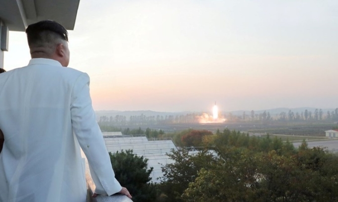 Ông Kim Jong-un giám sát một vụ phóng tên lửa tại một địa điểm không được tiết lộ ở Triều Tiên trong bức ảnh do KCNA công bố ngày 9/10. Ảnh: KCNA.