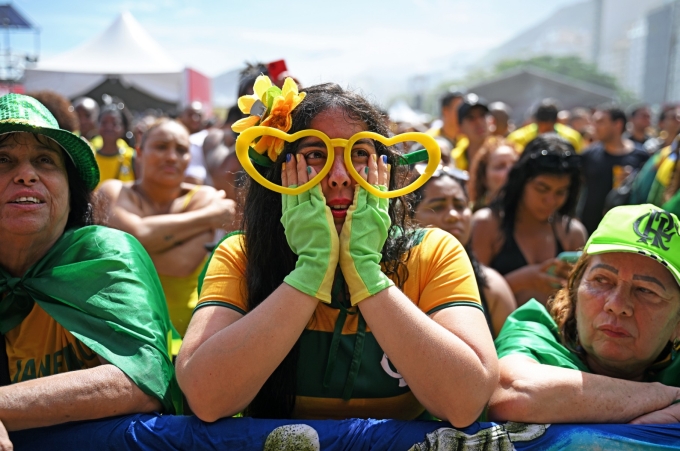 Cổ động viên Brazil xem truyền hình trực tiếp trận đấu giữa Brazil và Thụy Sĩ tại World Cup Qatar 2022 trên bãi biển Copacabana, thành phố Rio de Janeiro, ngày 28/11. Ảnh: AFP