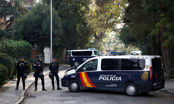 Cảnh sát Tây Ban Nha đứng gác bên ngoài trụ sở đại sứ quán Ukraine tại Madrid ngày 30/11. Ảnh: Reuters.