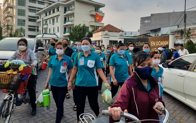 Công nhân Tỷ Hùng tan ca hồi tháng 11. Ảnh: Lê Tuyết