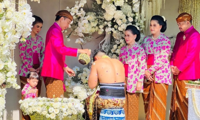 Tổng thống Indonesia Joko Widodo đăng ảnh thực hiện nghi lễ tắm nước hoa cho con trai út Kaesang Pangarep trong lễ cưới của anh hôm 9/12. Ảnh: Twitter/Joko Widodo.