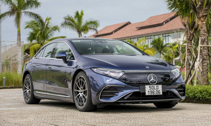 Mẫu EQS 450+ tại điểm cuối của hành trình thực nghiệm, tỉnh Quảng Nam. Ảnh: Mercedes