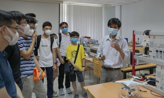 Giảng viên trường Đại học Việt Đức giới thiệu về các ngành cho học sinh phổ thông đến tham quan, hôm 27/4. Ảnh: Fanpage VGU