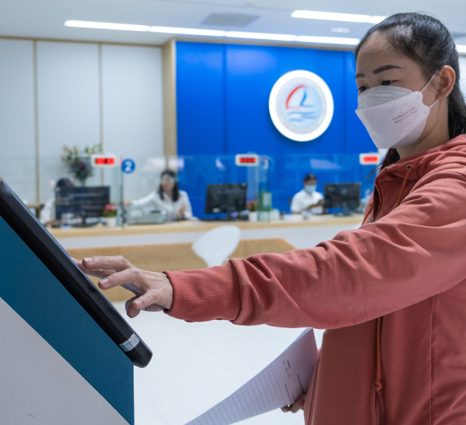 Người dân lấy số thứ tự được phục vụ tại phòng tiếp khách mới của Cấp nước Chợ Lớn. Ảnh: CNCL