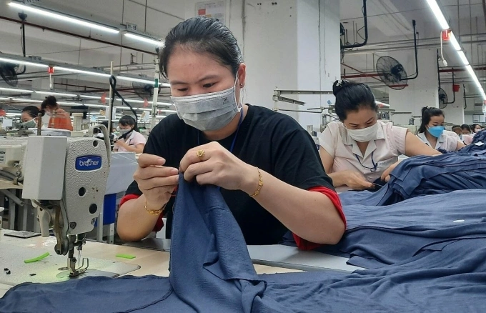 Công nhân làm việc trong nhà máy may ở Khu công nghiệp Tân Thới Hiệp. Ảnh: Lê Tuyết