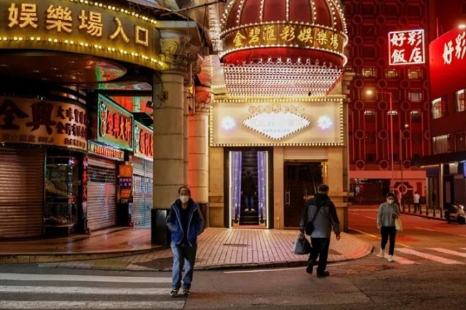 Người dân đeo khẩu trang, đi lại gần một casino ở Macau ngày 29/12. Ảnh: Reuters