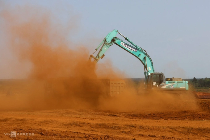 Bụi bay mù mịt khi thi công sân bay Long Thành. Ảnh: Phước Tuấn