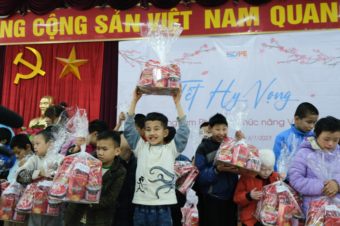 Những phần quà Tết đong đầy yêu thương được Quỹ Hy vọng gửi đến trẻ nhỏ tại Trung tâm phục hồi chức năng Việt - Hàn, sáng 6/1. Ảnh: Quỳnh Nguyễn
