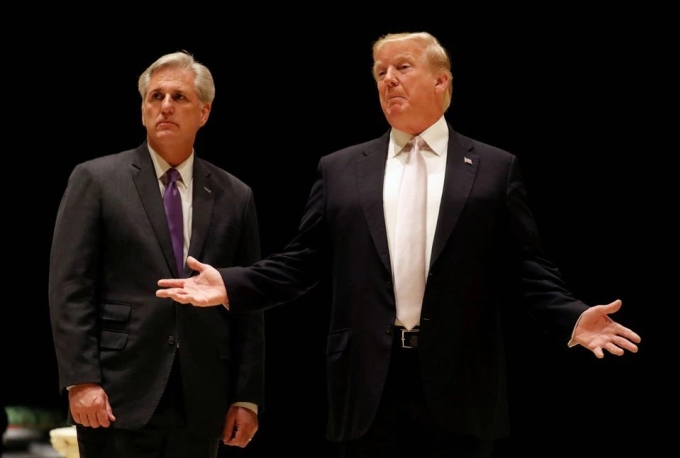 Cựu tổng thống Donald Trump và nghị sĩ Cộng hòa Kevin McCarthy tại West Palm Beach, bang Florida hồi tháng 1/2014. Ảnh: Reuters.